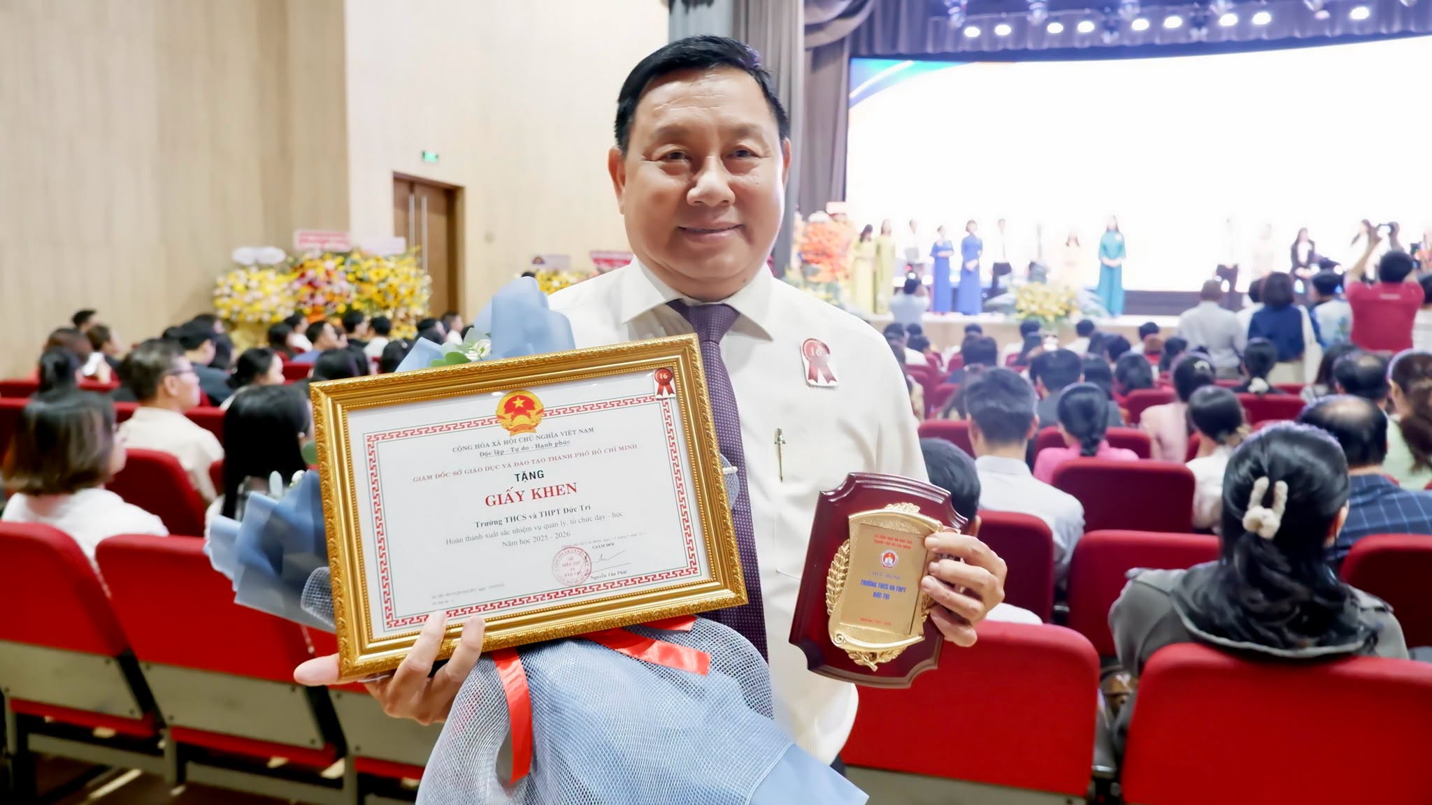 Trường THCS và THPT Đức Trí nhận bằng khen hoàn thành xuất sắc nhiệm vụ năm học của Sở Giáo dục và Đào tạo thành phố