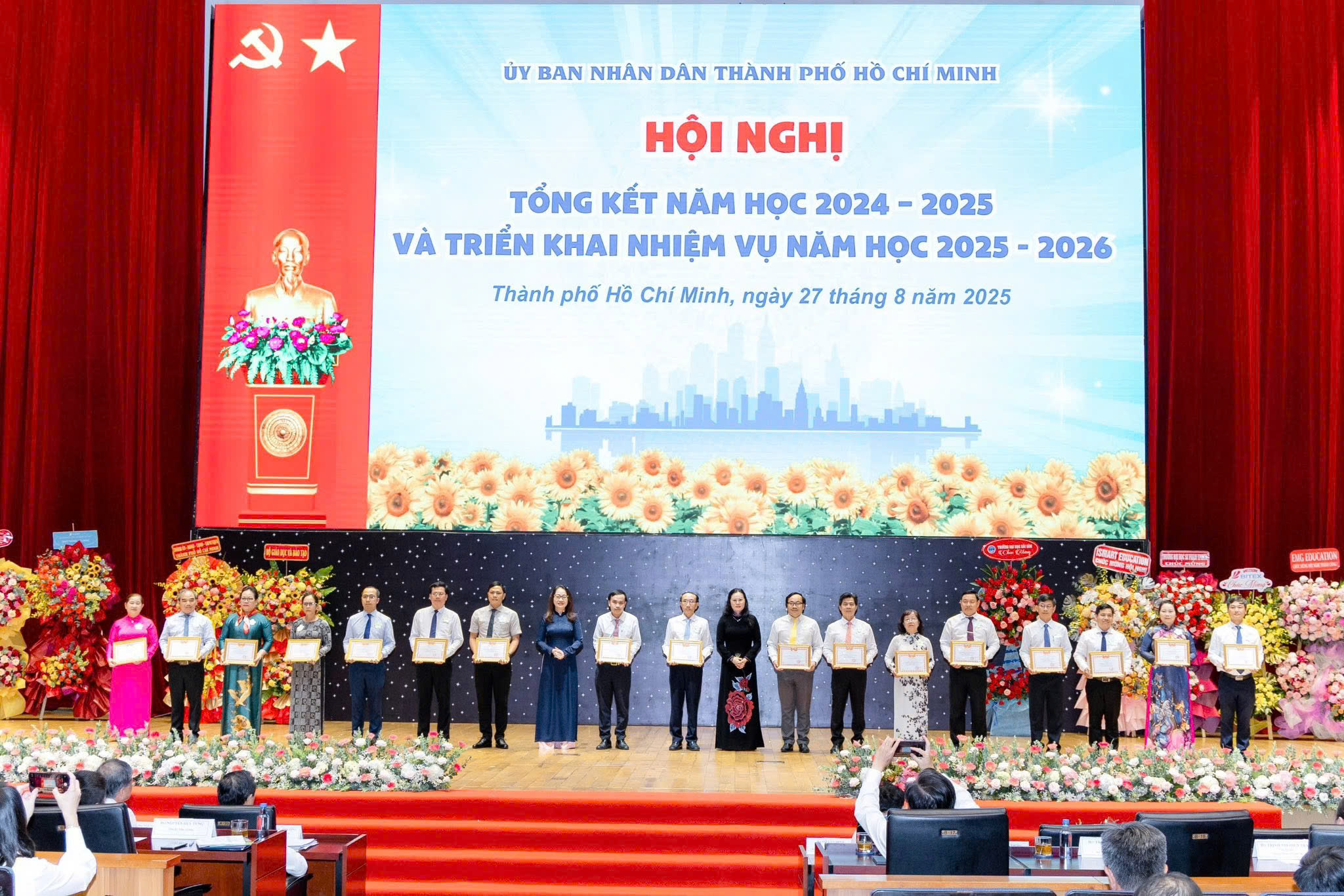 TRƯỜNG THCS VÀ THPT ĐỨC TRÍ VINH DỰ ĐÓN NHẬN GIẤY KHEN TẬP THỂ LAO ĐỘNG XUẤT SẮC NĂM HỌC 2024-2025
