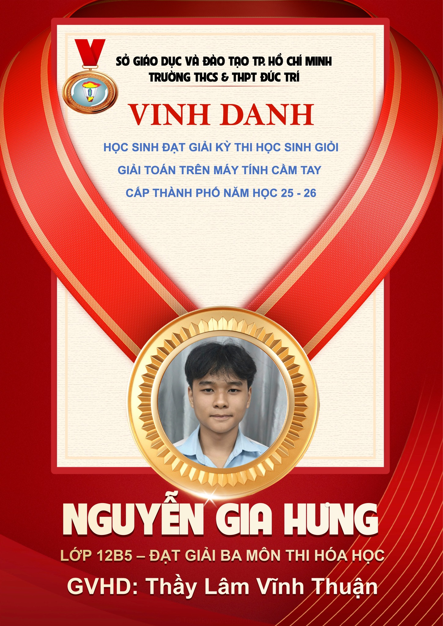 Bạn Nguyễn Gia Hưng - 12B5 với giải ba môn Hoá học, tại cuộc thi học sinh giỏi giải toán trên máy tính cầm tay cấp Thành phố.